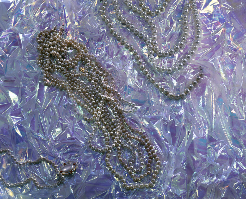 #VivaMagenta, collane di perle, fondo di plastica increspato, riflessi magenta e blu, pearl necklaces, rippled plastic background, magenta and blue reflections