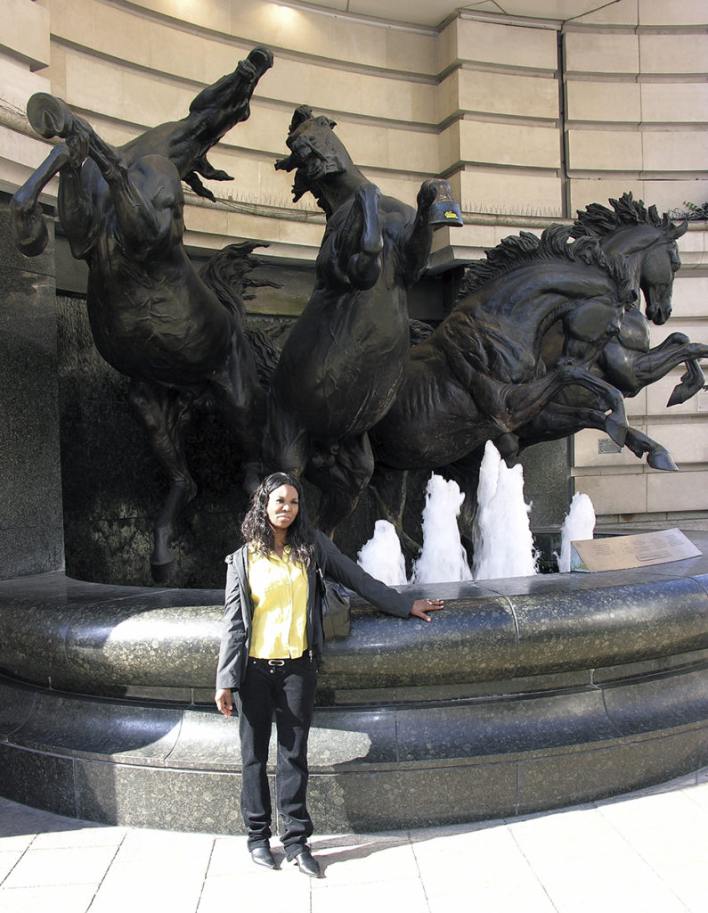 Foto del viaggio di nozze a Londra davanti ad una bella statua imponente