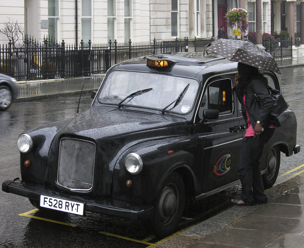 Foto del viaggio di nozze a Londra per prendere un taxi
