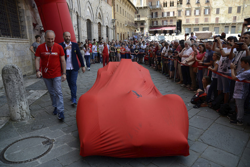 La Ferrari coperta in Piazza del Campo, pronta per essere esposta