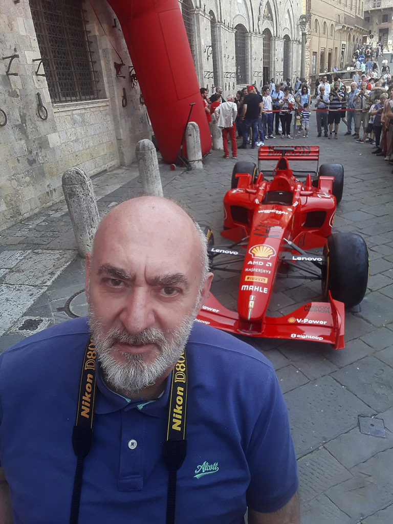 Selfie di Giuseppe Ponticelli con la sua Nikon D-800 con alle spalle da Ferrari