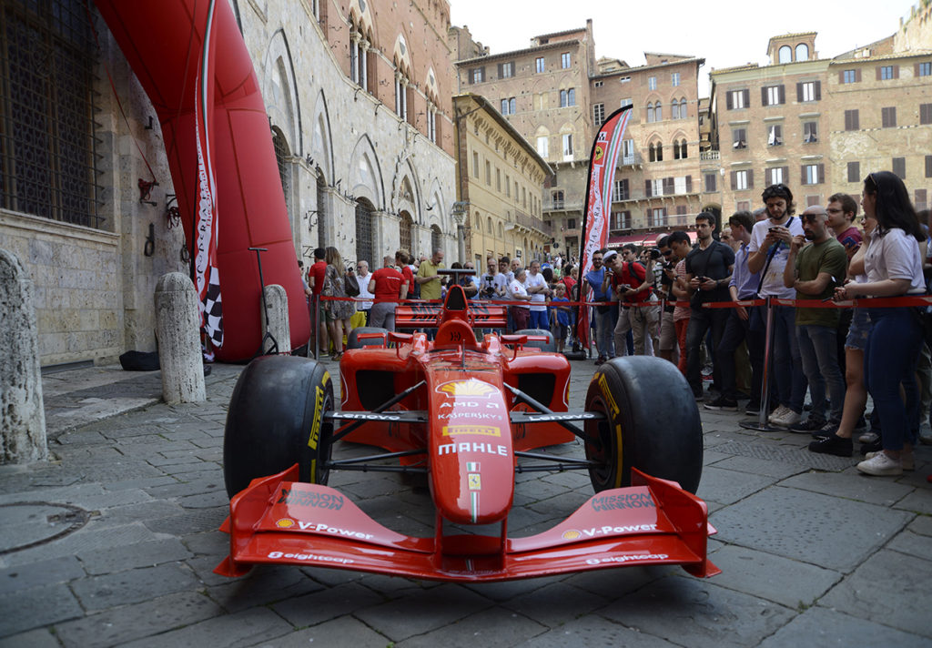 La Ferrari esposta al pubblico senza telo rosso in Piazza del Campo
