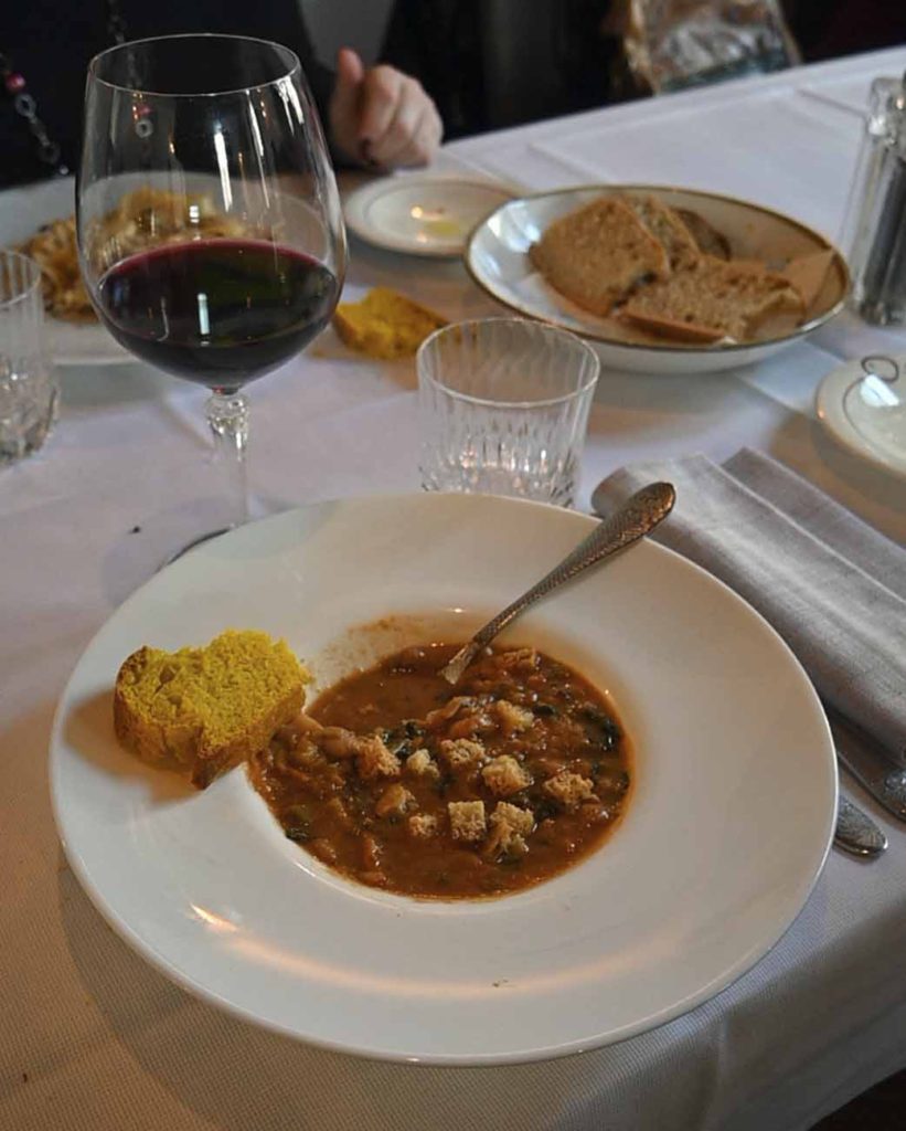 <<Ribollita>> e vino rosso all'Osteria al Ponte