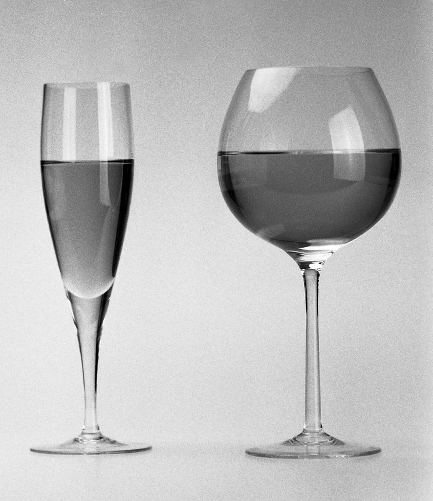 variante 2: bicchieri riempiti di colore naturale per cibi rosso con aqua girata un grande stecchino