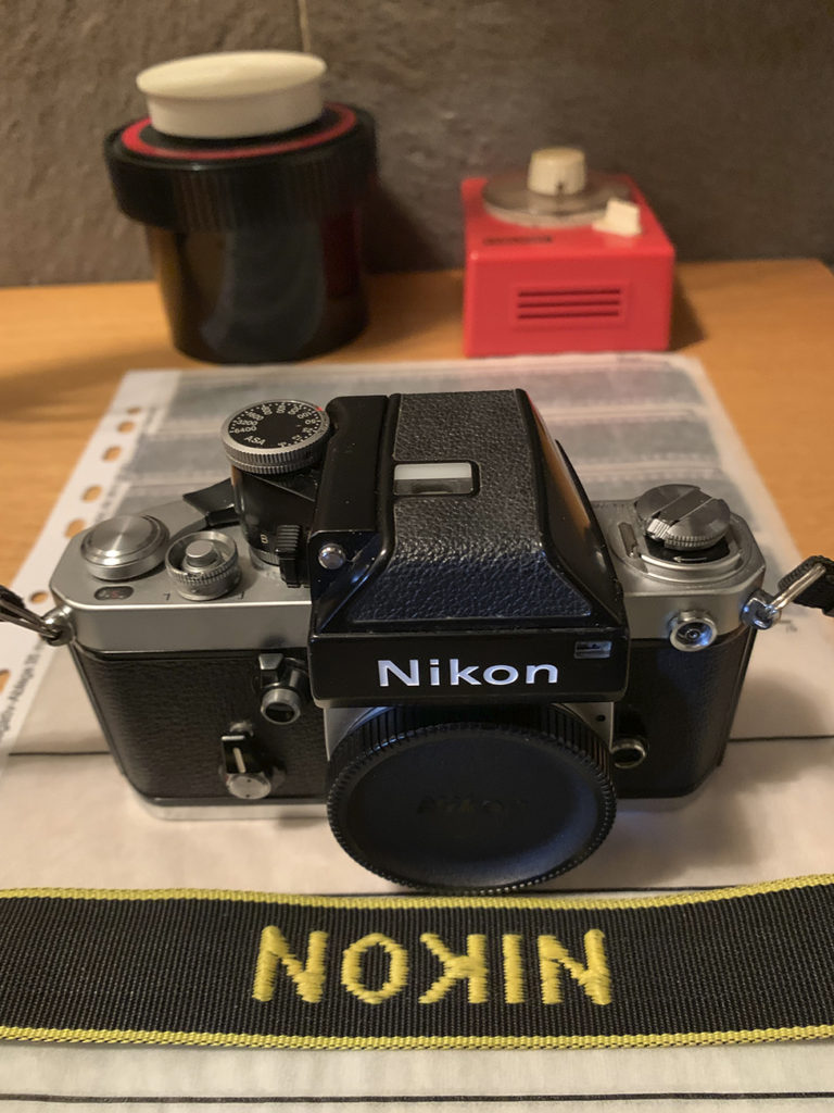 corpo macchina Nikon F, pellicole sviluppate in camera oscura, tank Paterson e conta secondi con quadrante fluorescente e suoneria di fine tempo