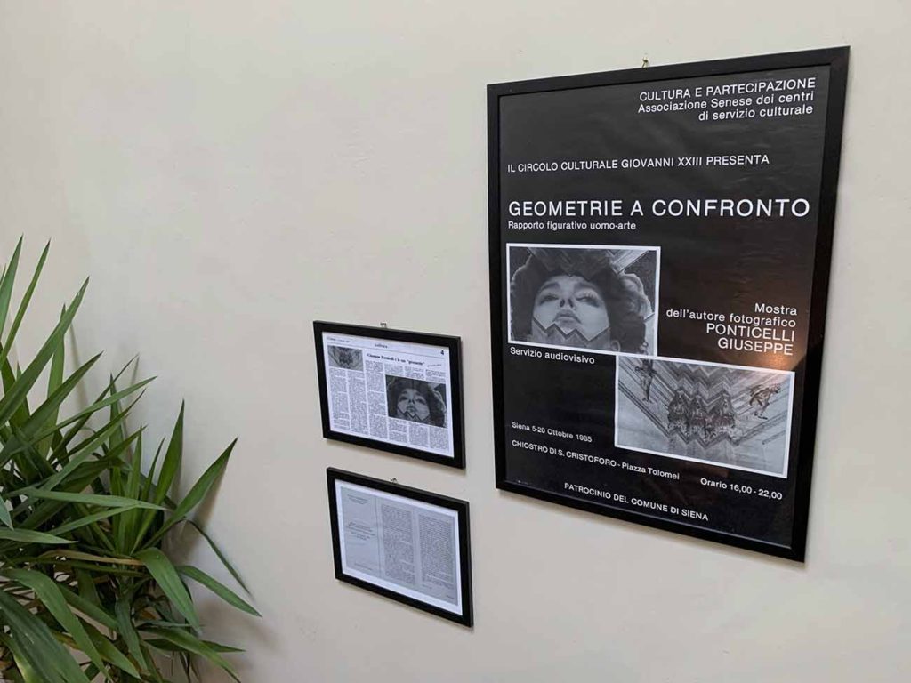 il manifesto della mostra, a sinistra in alto un articolo di giornale e sotto il dépliant di Daniele Sasson