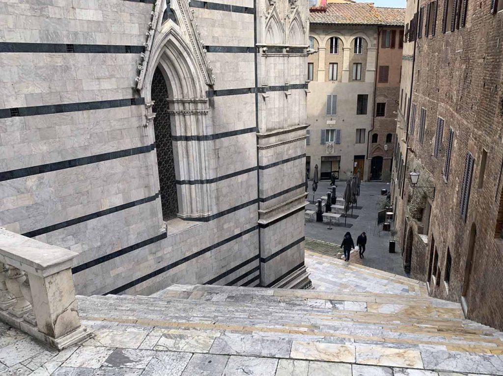 scale che scendono al Battistero di Siena