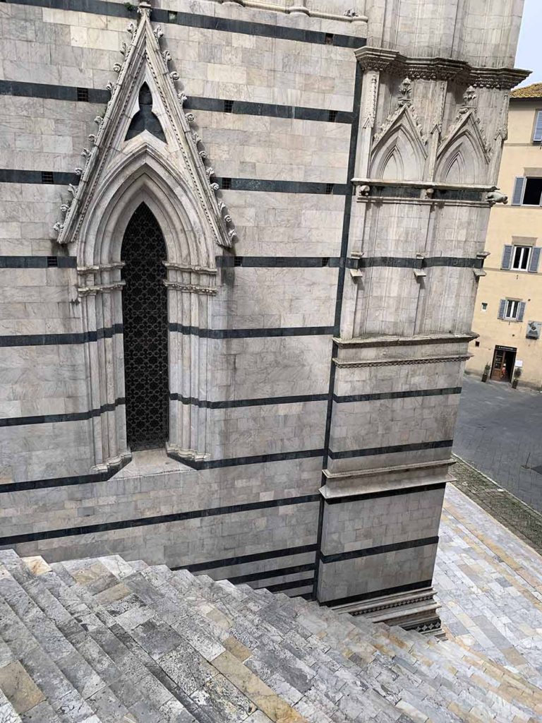 ripida scalinata marmorea conduce verso piazza San Giovanni collegando la cattedrale con la cripta e il battistero