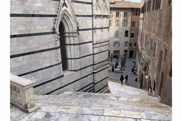 inizio delle scale che scendono al Battistero di Siena