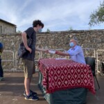 Alessandro Barbero riconsegna il libro con la dedica