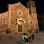 una chiesa di Castellina in Chianti di notte