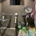 Lavandino dell'ufficio con miscelatore termoscopico e termometro per svilupp negativi B&N e stampe