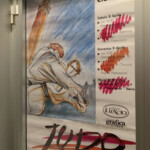 Porta interna del bagno dell'ufficio com manifesto Judo