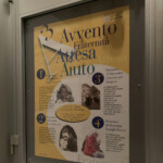 Porta interna del bagno dell'ufficio con manifesto per la Caritas Diocesana di Siena