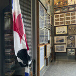 Bandiera della Sovrana Contrada dell'Istrice con pila CD-Rom ed angolo cornici varie con le opere di "Aqua"