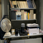 Libreria grigia com macchine per il caffè e multifunzione Xerox