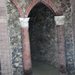 colonne ed arco poste all'ingresso della stanza del guerriero