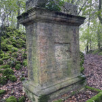 piedistallo nel bosco che ospitava due leoni in terracotta