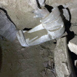 un pezzo della statua di San Bernardino a terra insieme ad altri cocci