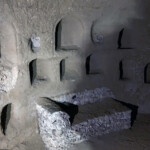 panchina con nicchie per urne etrusche