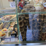 a sinistra piccole tortine, a destra i cannoli siciliani da fare al momento