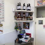 lo scaffale dei vini siciliani e sotto la cassa