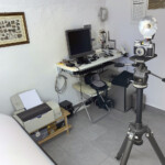 Bencini Koroll II con flash su cavalletto in sala di posa con nello sfondo il computer MacMini Macintosh