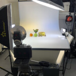 set fotografico in sala di posa con Still life composto sul tavolo apposito