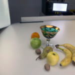 Still life dei soli oggetti in composizione, si intravedono un bank a sinistra e dietro il pannello a led