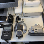 esposimetro, flash d'epoca, macchia fotografica sul piano del computer