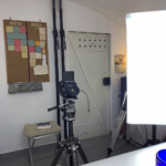 la Mamiya RZ 67 Professional con dietro la bacheca, i barricuda e la porta di sicurezza con areazione