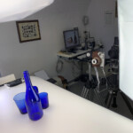 sullo sfondo il MacMini con il softbox ottagonale a sinistra e quello rettangolare a destra, si intravedono le fotocamere