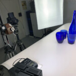 tavolo da Still life Fatif in sala di posa con un illuminatore a led al margine basso dove c'è anche l'esposimetro