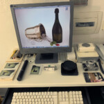 MacMini con schermo e tastiera sul talolo a destra della sala di posa con quadro elettrico