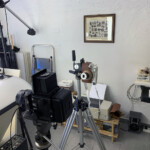 il lato destro della sala di posa con varia attrezzatura professionale