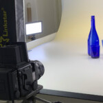 illuminatore a led a sinistra per disegnare con la luce i profili dei vetri