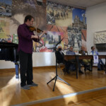 Francesco Cappelletti al violino ed il tavolo della presentazione